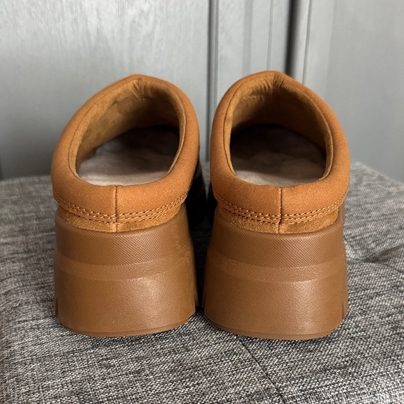 Koolaburra by UGG Tan Suede Clogs - Picture 2 of 4